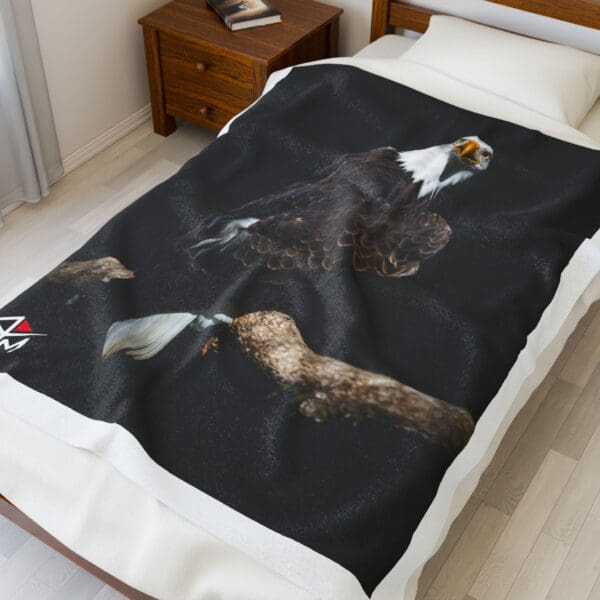 Eagle Embrace Velveteen Plush Blanket – Cozy Throw for Nature Lovers - Image 3
