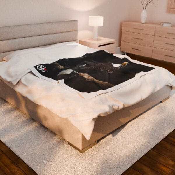 Eagle Embrace Velveteen Plush Blanket – Cozy Throw for Nature Lovers - Image 4